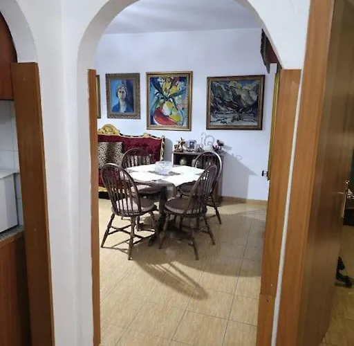 Folklore Retreat With Art & Mountain Views Lägenhet Tirana