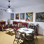 Folklore Retreat With Art & Mountain Views Διαμέρισμα *