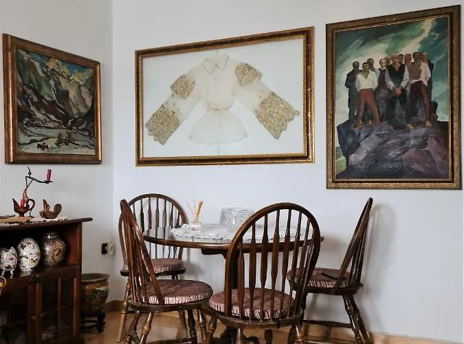 Folklore Retreat With Art & Mountain Views Apartment